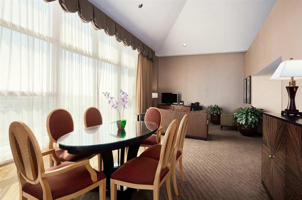 Embassy Suites By Hilton Brea - North Orange County Номер фото